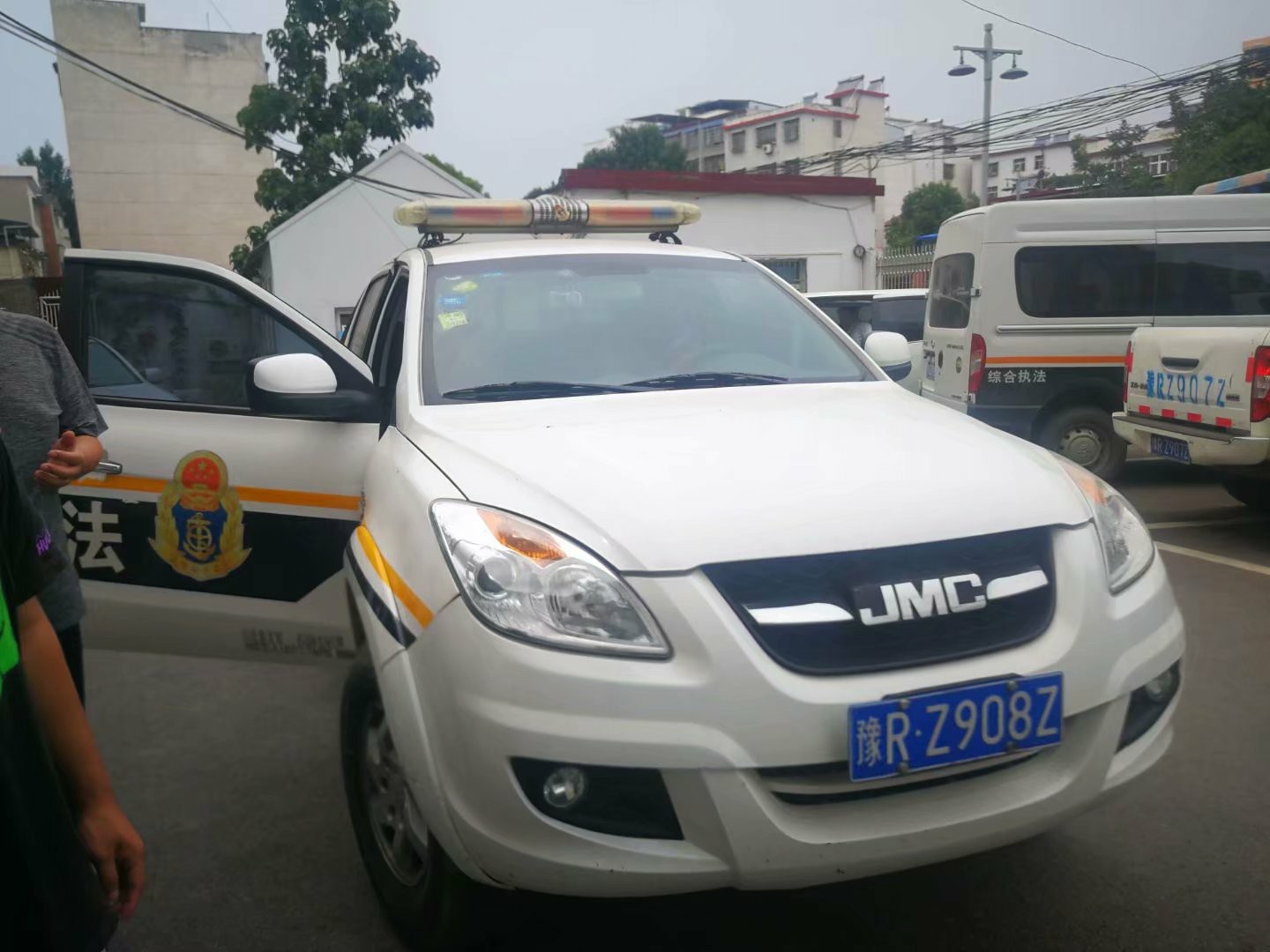 交通执法车车载视频监控交通执法车安装车载视频监控系统，加强车辆管理